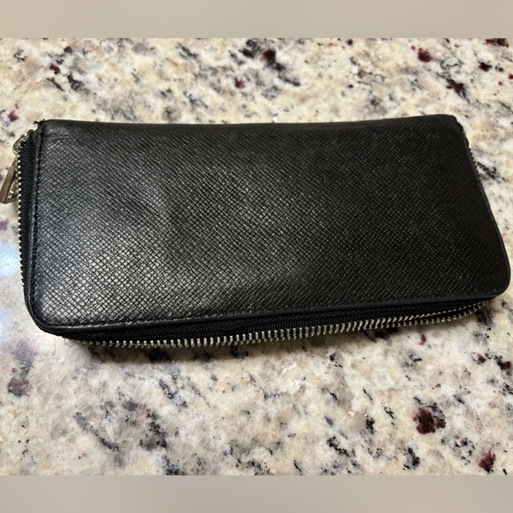 LOUIS VUITTON Authentic
Black Taiga Leather Zippy Vertical Wallet - Picture 2 of 12